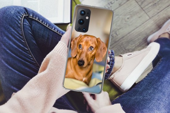 Convient pour coque OnePlus 9 Pro - Teckel allongé sur un lit - Coque de téléphone en Siliconen