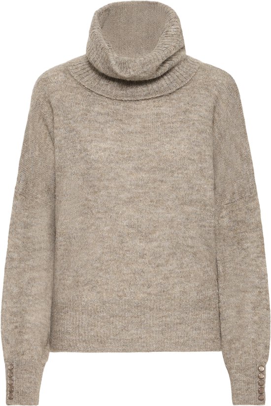 Voorkant van een gebreide beige coltrui met lange mouwen en knoopdetails op de polsen.