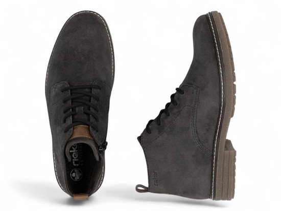 Grijze suède veterboot, van bovenaf en van de zijkant gezien.