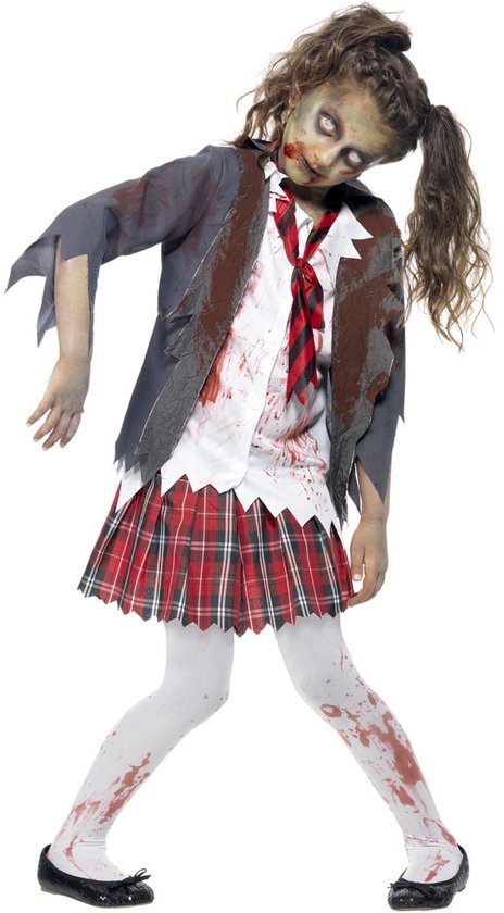 Fille en costume de zombie : veste grise, chemisier blanc sanglant, jupe écossaise rouge et noire, collants blancs avec taches de sang.