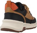 Achterkant van een bruine sneaker met zwarte en oranje details en een crèmekleurige zool.
