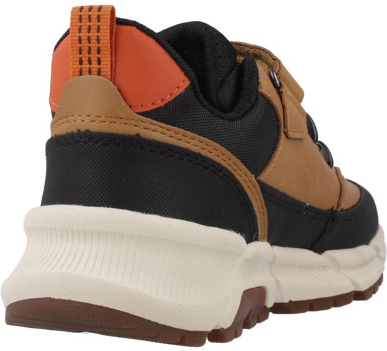 Achterkant van een bruine sneaker met zwarte en oranje details en een crèmekleurige zool.