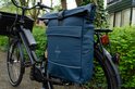 Donkerblauwe Voltano fietstas op een e-bike.