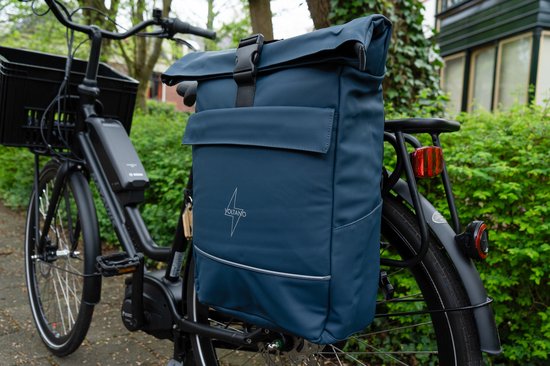 Donkerblauwe Voltano fietstas op een e-bike.
