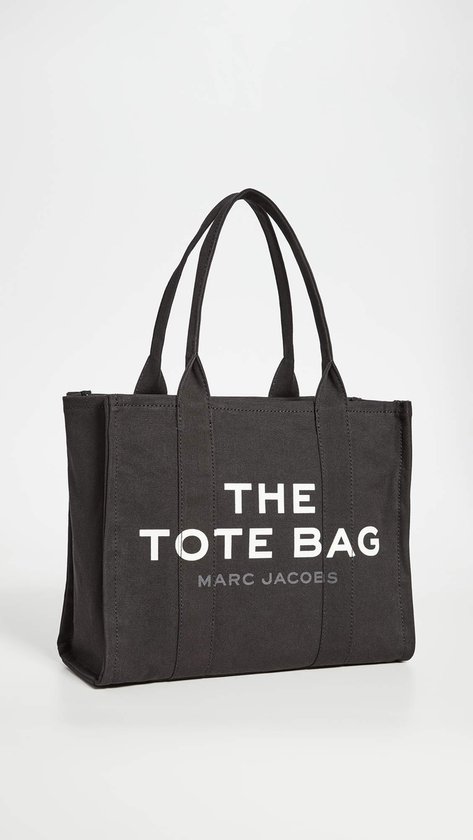Zwarte canvas tas van Marc Jacobs met opdruk "THE TOTE BAG MARC JACOBS".