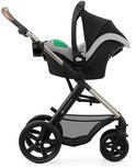 Grijze kinderwagen met kinderzitje, zilverkleurig frame en bruine handgreep.