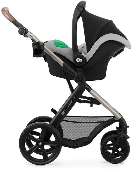 Grijze kinderwagen met kinderzitje, zilverkleurig frame en bruine handgreep.