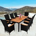 Zwarte polyrattan tuinset met acht stoelen met houten armleuningen, rond een tafel met houten tafelblad.