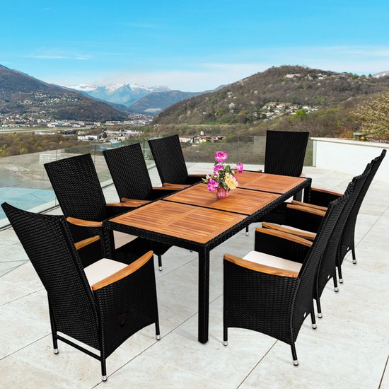 Zwarte polyrattan tuinset met acht stoelen met houten armleuningen, rond een tafel met houten tafelblad.