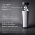 Een witte luieremmer met een grijze deksel, toont de interne mechanismen die de luiers verpakken. Tekst: 'Ingebouwde zuiger die je handen schoonhoudt. Frame van 100% gerecycled plastic. Gegarandeerde geurbestrijding'.