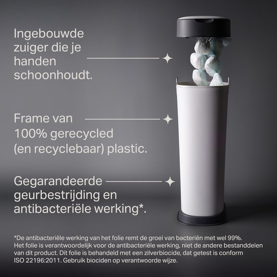 Een witte luieremmer met een grijze deksel, toont de interne mechanismen die de luiers verpakken. Tekst: 'Ingebouwde zuiger die je handen schoonhoudt. Frame van 100% gerecycled plastic. Gegarandeerde geurbestrijding'.