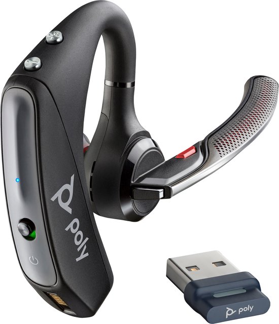 Zwarte Poly Voyager 5200 headset met rode accenten en een USB-dongle.
