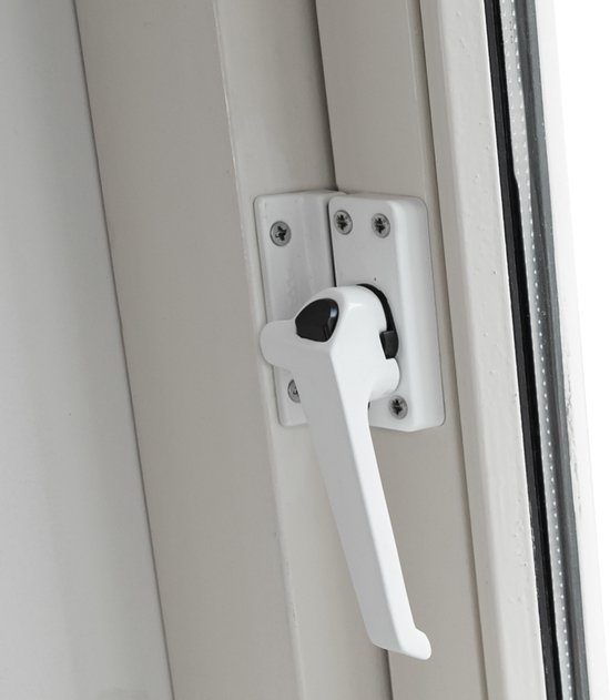 Detail van de witte AXA raamsluiting op een beige raamkozijn, met zichtbare schroeven.