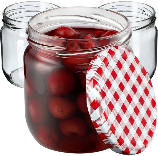 Trois bocaux en verre, l'un rempli de cerises, avec un couvercle à damier rouge et blanc.