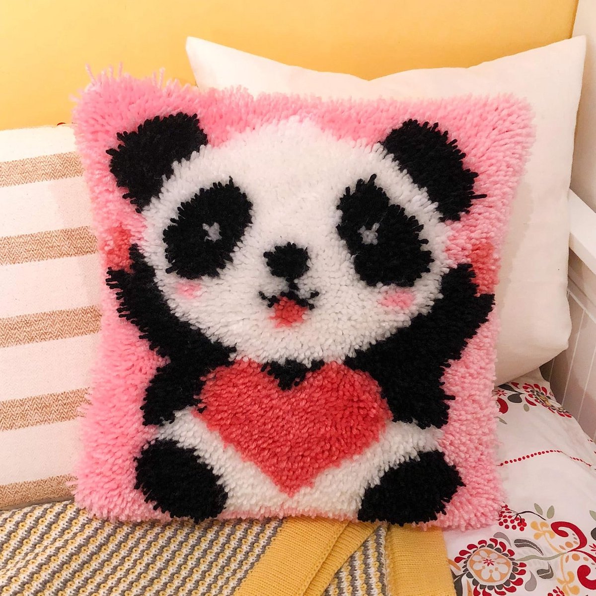 Knuffelhaakpakket Panda met Hart - 43x43 cm Kussensloop, Voorgedrukt Patroon, Garen en Naald - DIY Haakproject voor Kinderen en Volwassenen