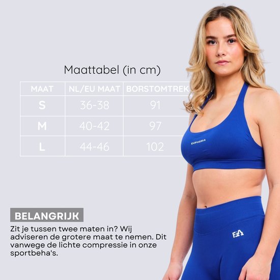 Model in blauwe sportbeha met tekst "EUPHORIA". Naast de beha een maattabel.
