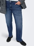 Recht gesneden spijkerbroek met hoge taille in een middendonkere wassing, gedragen door een model met een grijze blazer en zwarte loafers.