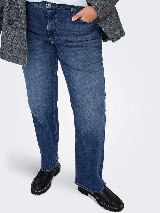 Recht gesneden spijkerbroek met hoge taille in een middendonkere wassing, gedragen door een model met een grijze blazer en zwarte loafers.