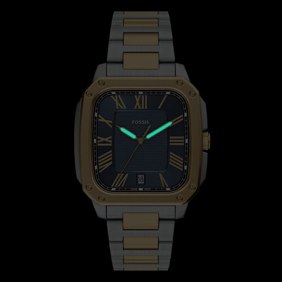Zilverkleurig herenhorloge met gouden details, zichtbaar in het donker. Blauw met Romeinse cijfers.