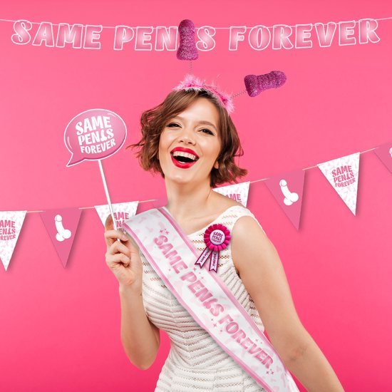 Femme joyeuse portant un diadème, une écharpe et un accessoire avec l'inscription 'Same Penis Forever'. Arrière-plan avec des guirlandes.