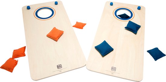 Twee houten cornhole boards, één met oranje beanbags, de ander met blauwe beanbags. Eén board heeft een gat met blauwe rand, het andere ook.
