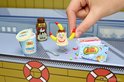 Miniverse SpongeBob en vrienden ijsjes met 'Goofy Goobers' vanille-ijs, chocoladesiroop en kersensaus.