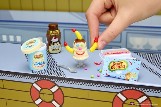 Miniverse SpongeBob en vrienden ijsjes met 'Goofy Goobers' vanille-ijs, chocoladesiroop en kersensaus.