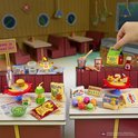 Mini Krabby Patty-burgers, Kiddie Meal, ketchup en mosterd op rode tafels met een 'Now Serving'-bord, macarons en een flesje met een brief.