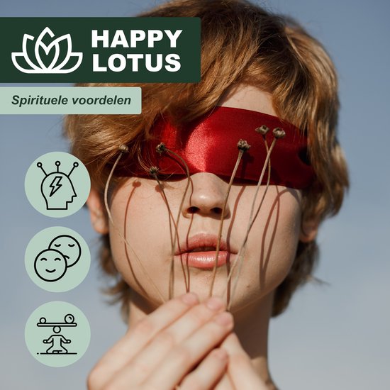 Jongere met rode blinddoek en droge plantenstengels voor het gezicht. Tekst: HAPPY LOTUS, Spirituele voordelen.