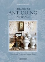 Boek "The Art of Antiquing in France" van Sharon Santoni, met antieke potten, boeken en decoraties.