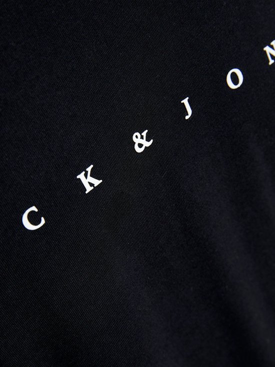 Detail van zwarte t-shirt met witte tekst "JACK & JONES" in een diagonale lijn.