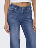 Close-up van een middelhoge jeans met rechte pijpen in medium denim met subtiele vervaging.