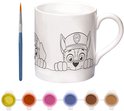 Witte mok met schetsen van Chase en Marshall van PAW Patrol, met kleurenpotjes en een penseel.