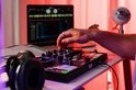 DJControl Inpulse 200 MK3 controller met verlichte pads, aangesloten op laptop. Hand bedient de jogwheel.