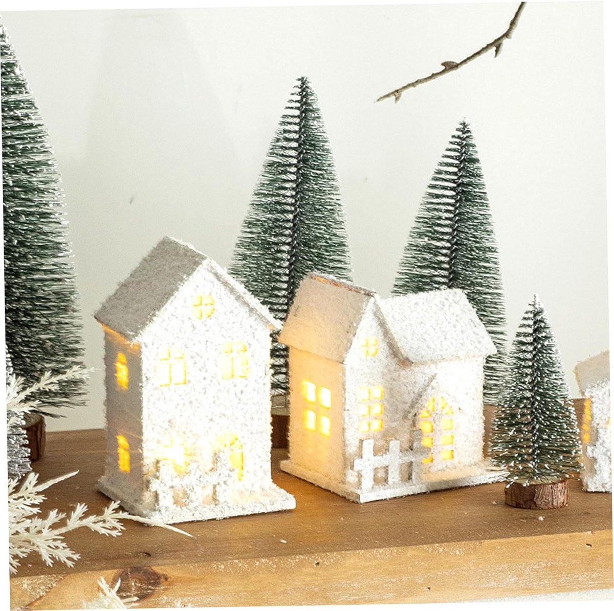 Verlichte Kerstboerderij Set Wit - Houten Dorp met 8 Bomen Decoratie voor Tafel of Plank – foto 6