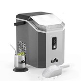 Zilverkleurige, compacte ijsblokjesmachine met een RVS beker ernaast, op een witte achtergrond.