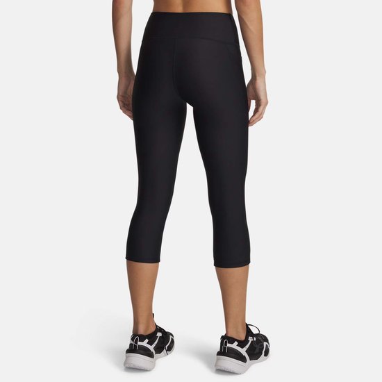 Zicht op de achterkant van een zwarte capri sportbroek voor dames.
