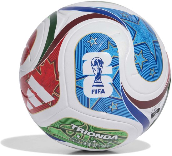 Voetbal met witte vlakken, rode, groene en blauwe patronen, FIFA-logo en gouden sterren.