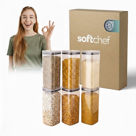 Jeune fille souriante faisant un signe « ok » à côté de six boîtes de conservation transparentes remplies de diverses céréales et d'une boîte Soft Chef.
