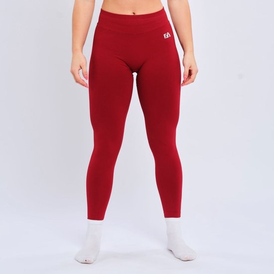 Rode sportlegging van voren gezien, nauwsluitend. Gedragen met witte sokken.