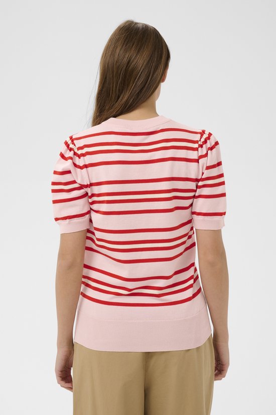 Achterkant van vrouw, model, in roze trui met rode en witte strepen.