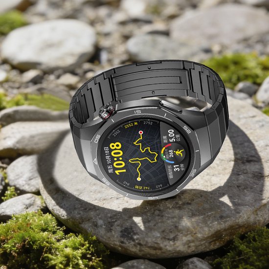 Zwart metalen smartwatchband op een natuurlijke stenen ondergrond. Het display toont de tijd 10:08 en sportgegevens.