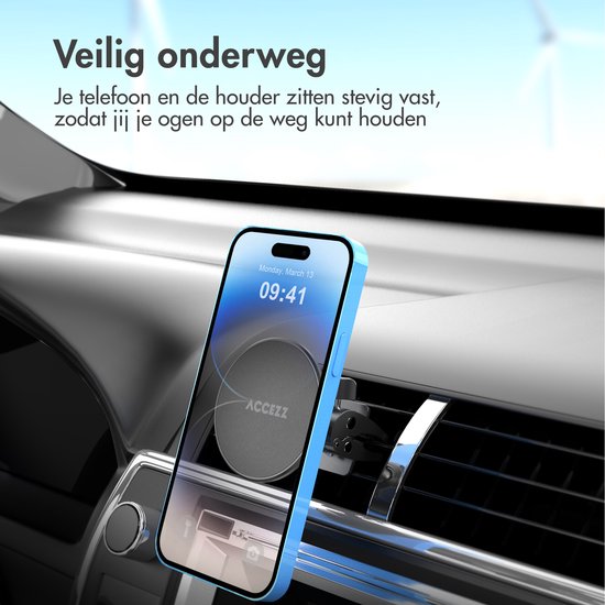 Zwarte telefoonhouder op autoventilatie met blauwe smartphone, telefoon is goed bevestigd.