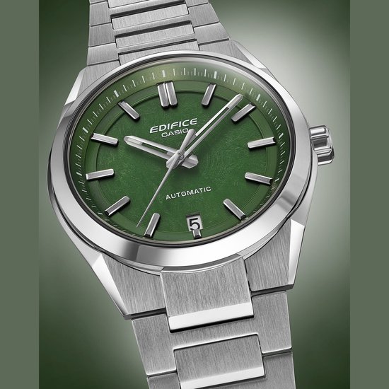 Zilverkleurig Edifice horloge met groene wijzerplaat en datum.