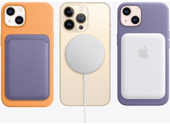 Drie iPhones met MagSafe accessoires: één in oranje hoesje met paars portemonnee, één gouden met magnetische oplader, één paars hoesje met wit batterijpakket.