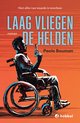Boekomslag van 'Laag vliegen de helden' met een man in een rolstoel die een pistool vasthoudt, tegen een oranje achtergrond.