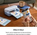 Cricut Joy machine die bloemstickers snijdt voor een mok.