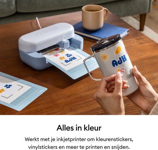 Cricut Joy machine die bloemstickers snijdt voor een mok.