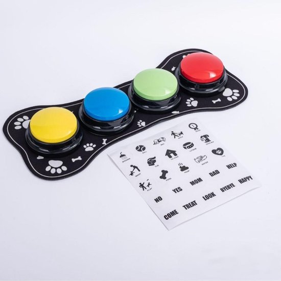 Een set hondentrainingsknoppen met vier gekleurde knoppen (geel, blauw, groen, rood) op een botvormige mat, naast een vel met stickers en instructies.