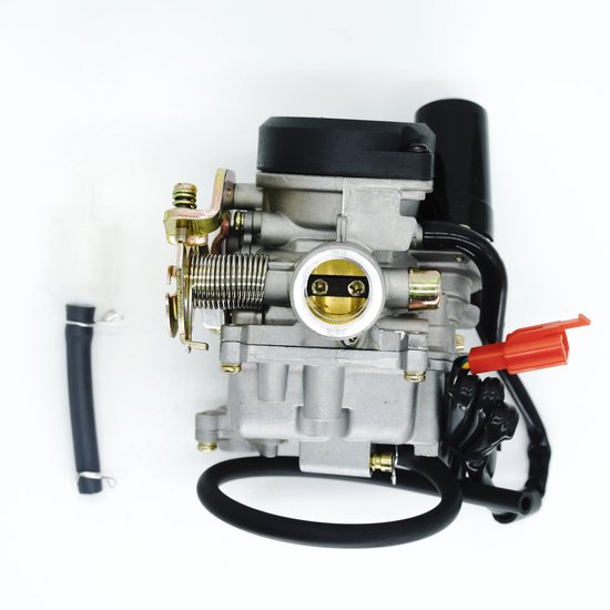 Carburateur met zwarte en zilveren behuizing, met rode connector en zwarte slang.
